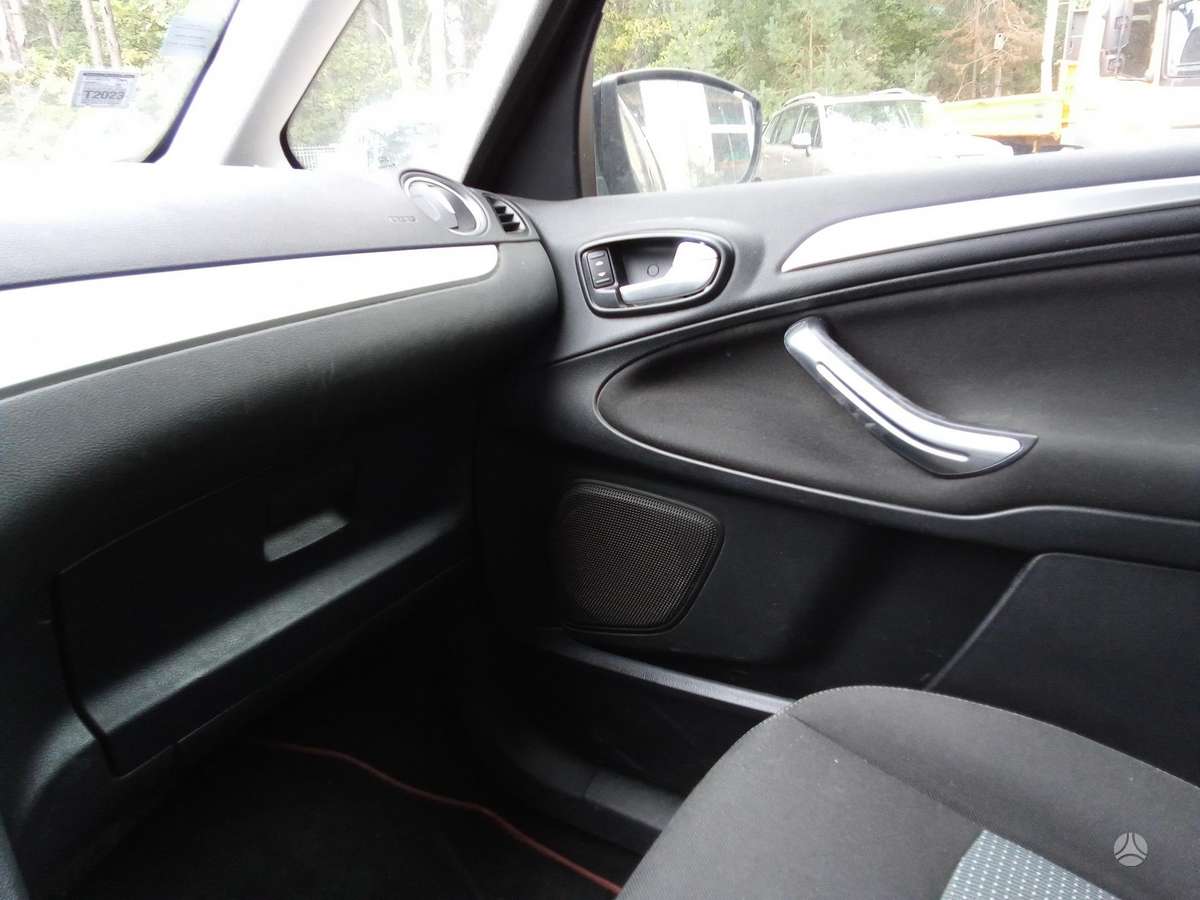 Ford Galaxy 2013 — photo 14