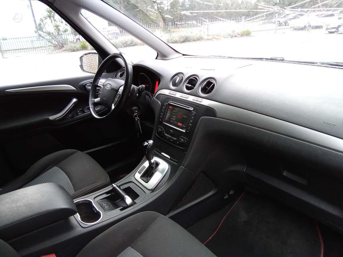 Ford Galaxy 2013 — photo 16