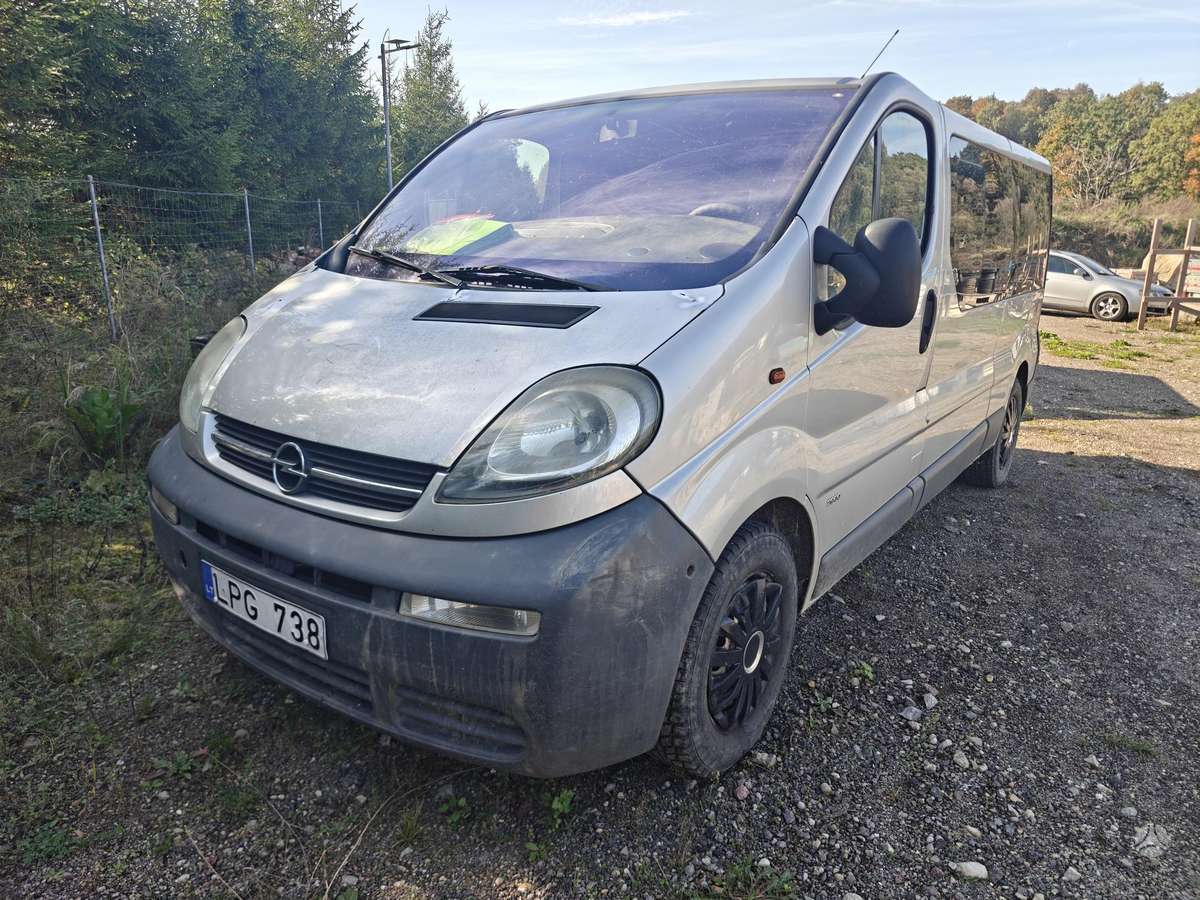 Opel Vivaro 2005 — rear view