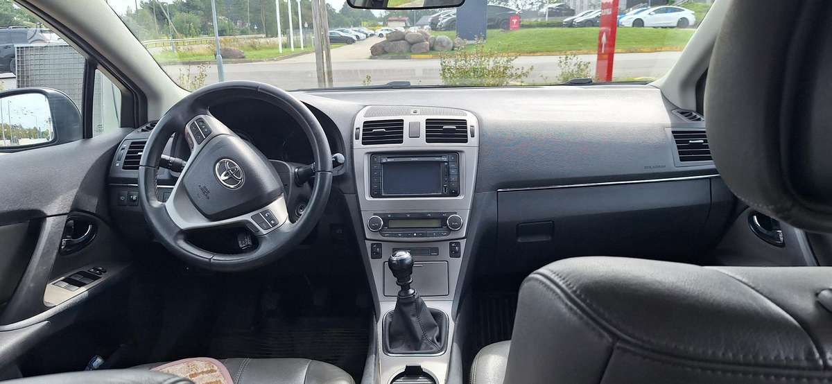 Toyota Avensis 2011 — interior