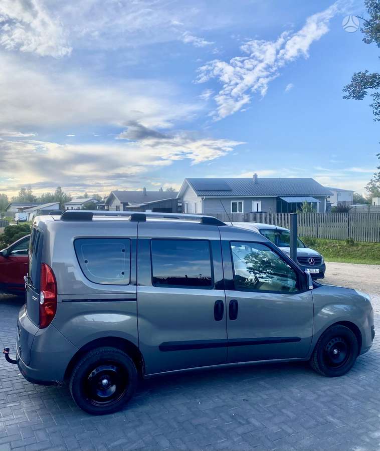 Opel Combo 2012 — engine 1598 cm³, 105 HP (77kW)
