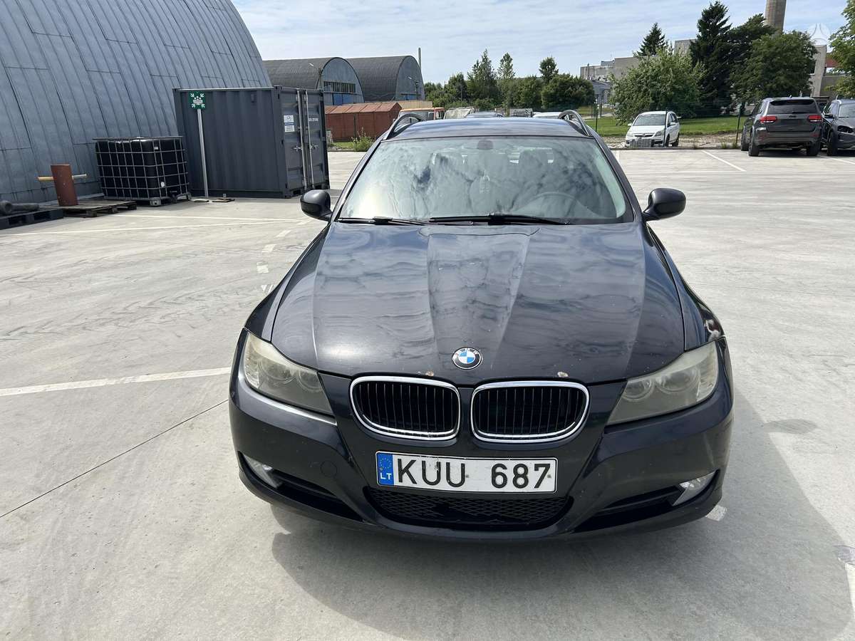 BMW 318 2009 — rear view