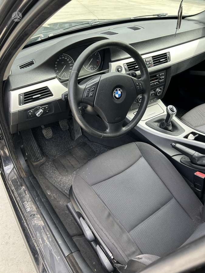 BMW 318 2009 — photo 5