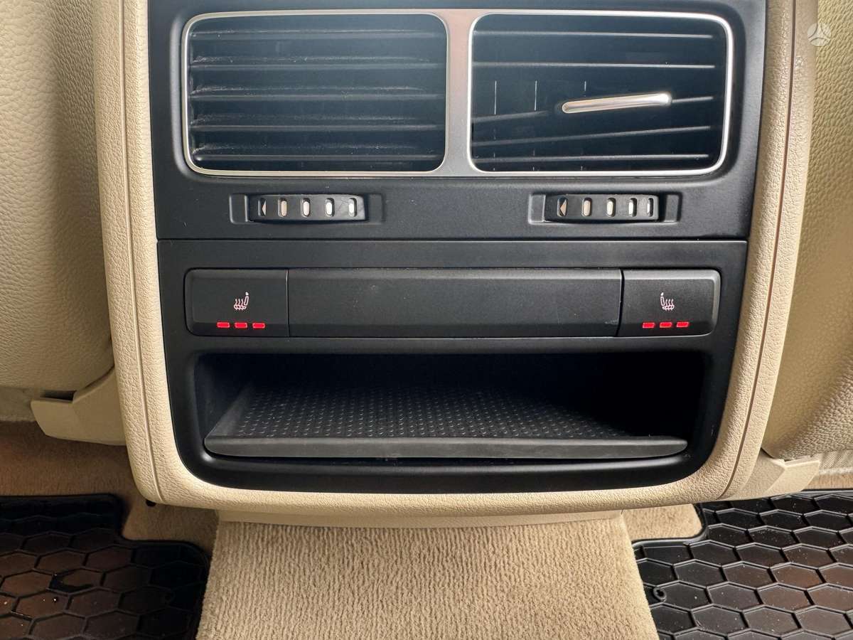 Volkswagen Touareg 2013 — photo 12