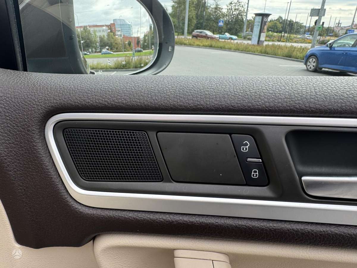 Volkswagen Touareg 2013 — photo 14