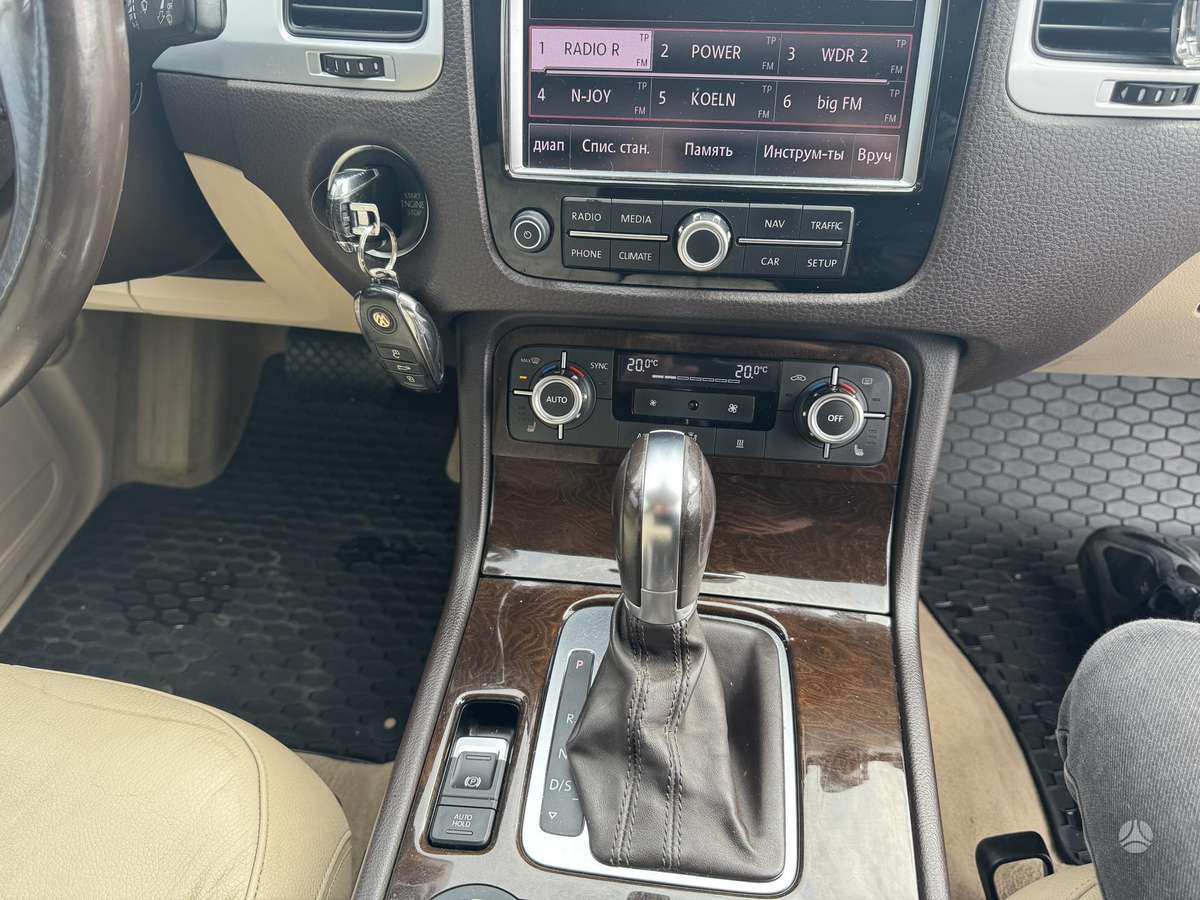 Volkswagen Touareg 2013 — photo 15