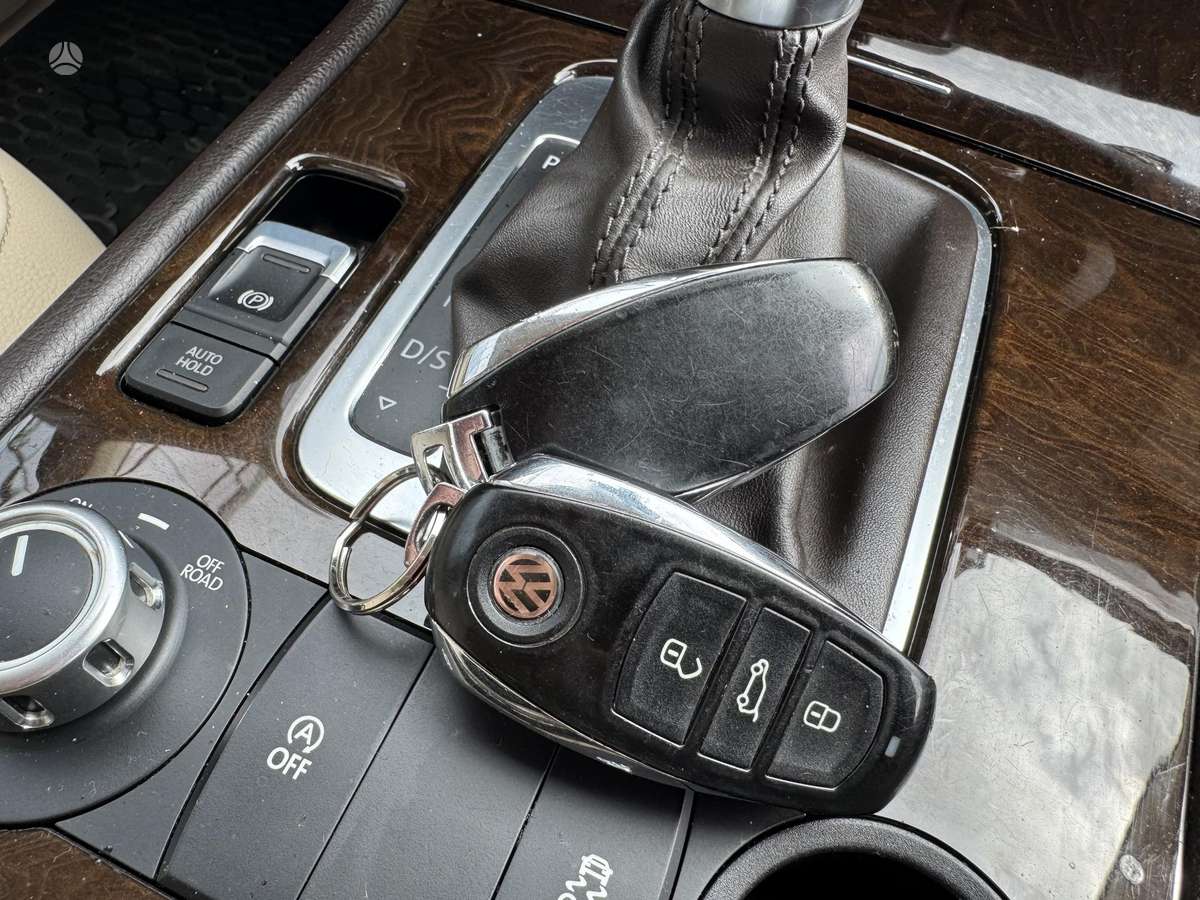 Volkswagen Touareg 2013 — photo 17