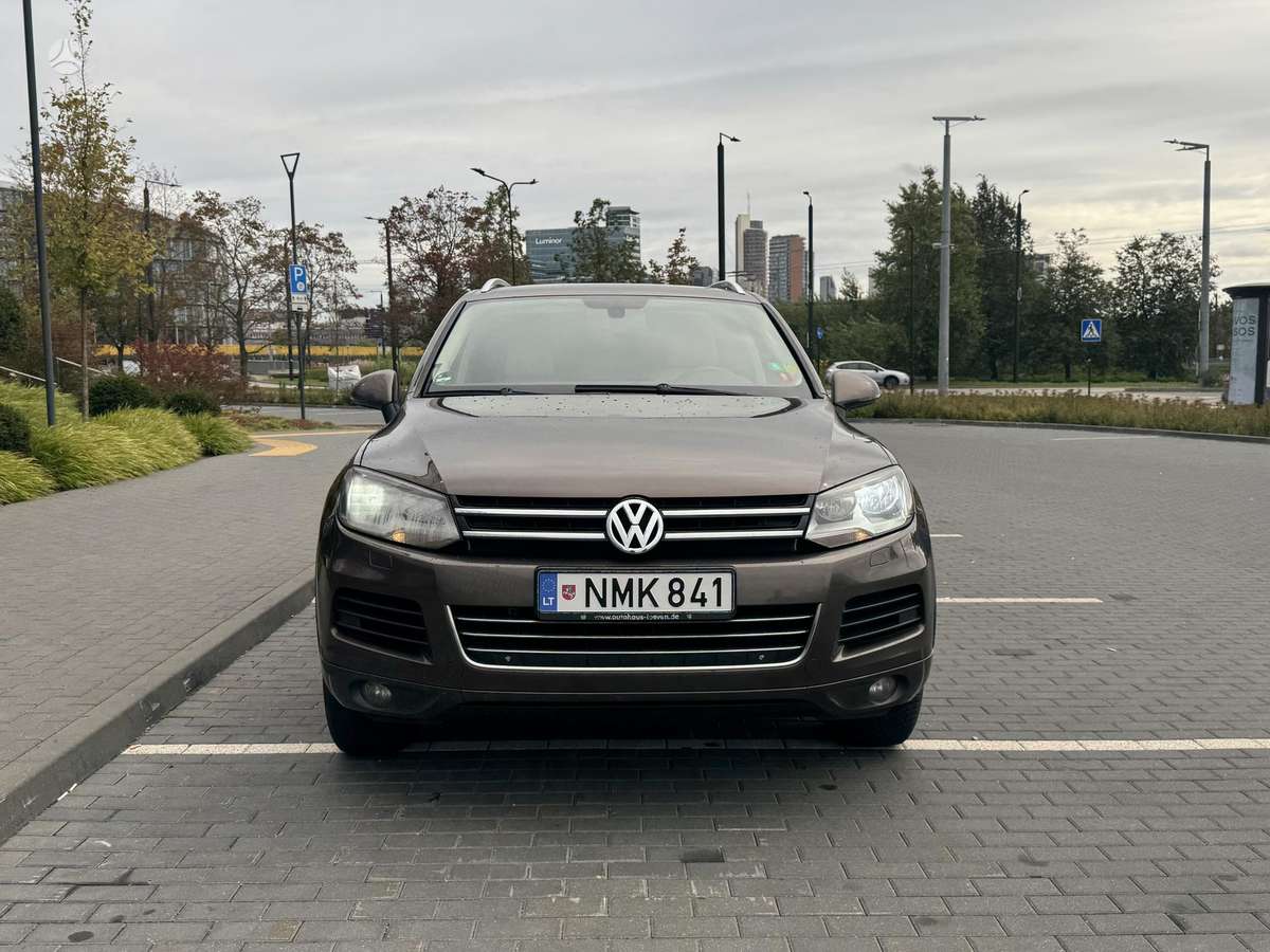 Volkswagen Touareg 2013 — rear view