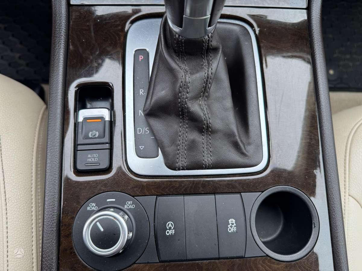 Volkswagen Touareg 2013 — photo 21