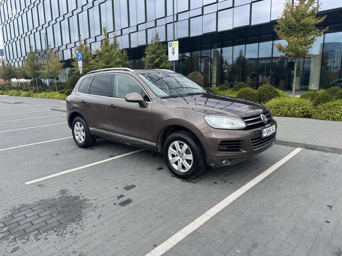 Volkswagen Touareg 2013 — interior