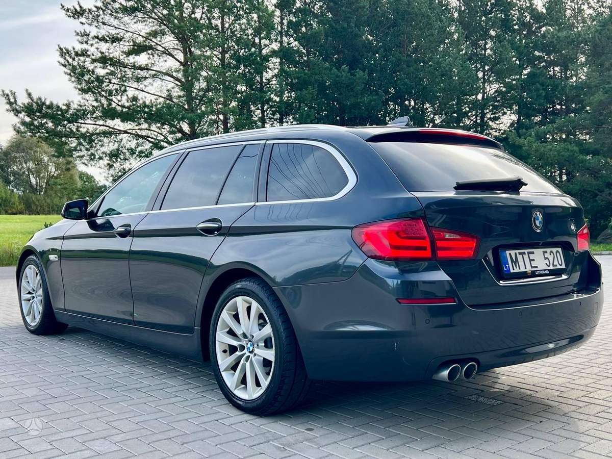 BMW 520 2011 — rear view