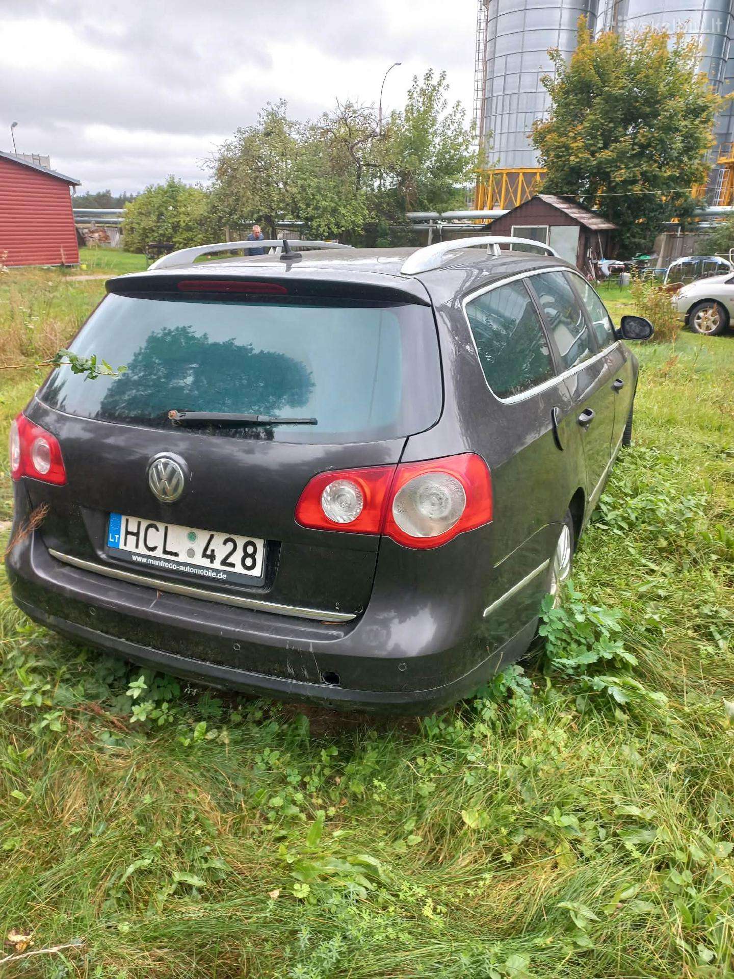 Volkswagen Passat 2005 — rear view