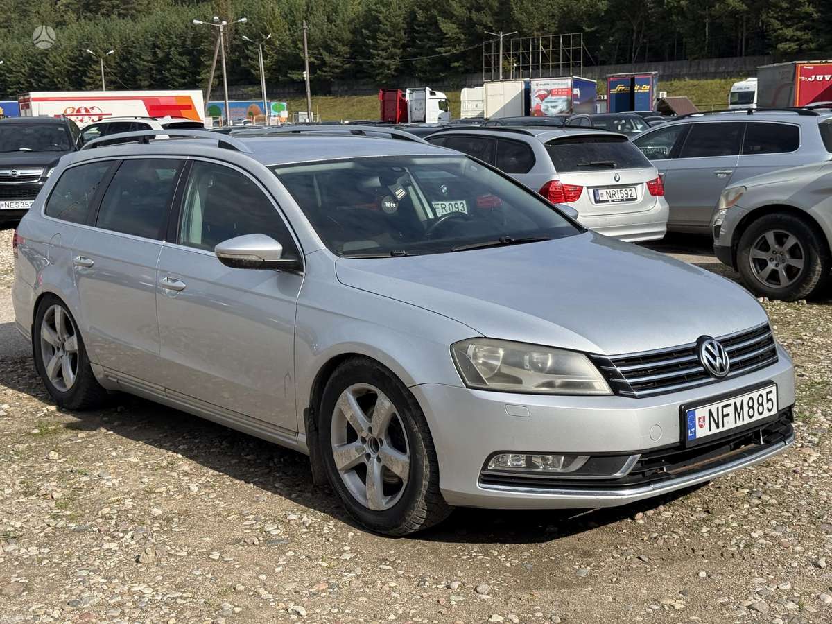 Volkswagen Passat 2011 — салон