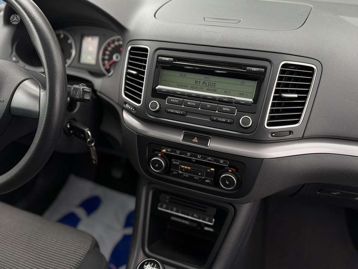 Volkswagen Sharan 2012 — photo 12