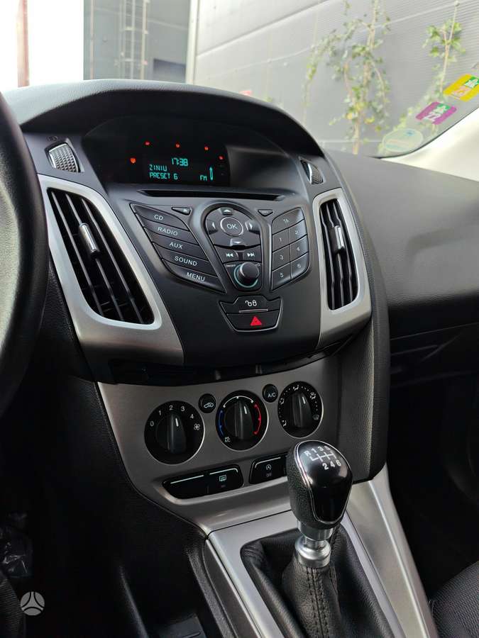 Ford Focus 2014 — photo 32