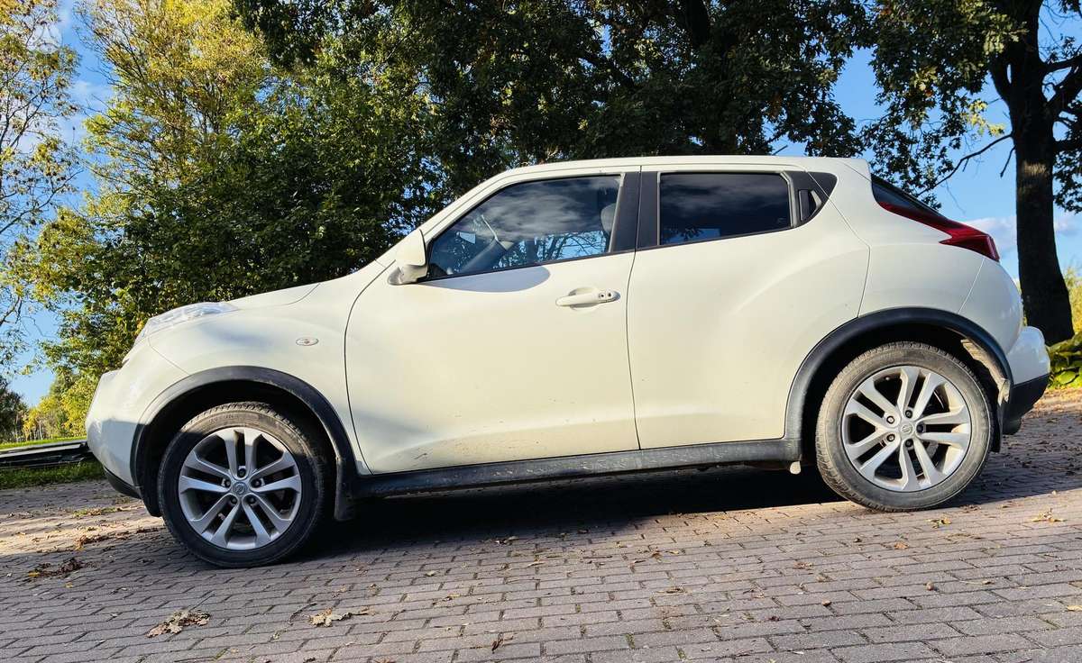 Nissan Juke 2011 — салон