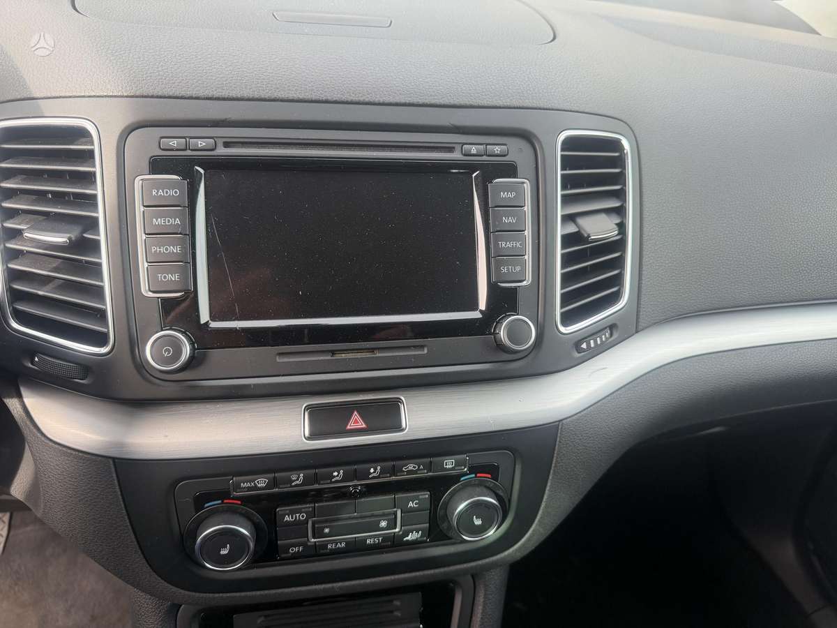 Volkswagen Sharan 2010 — photo 16