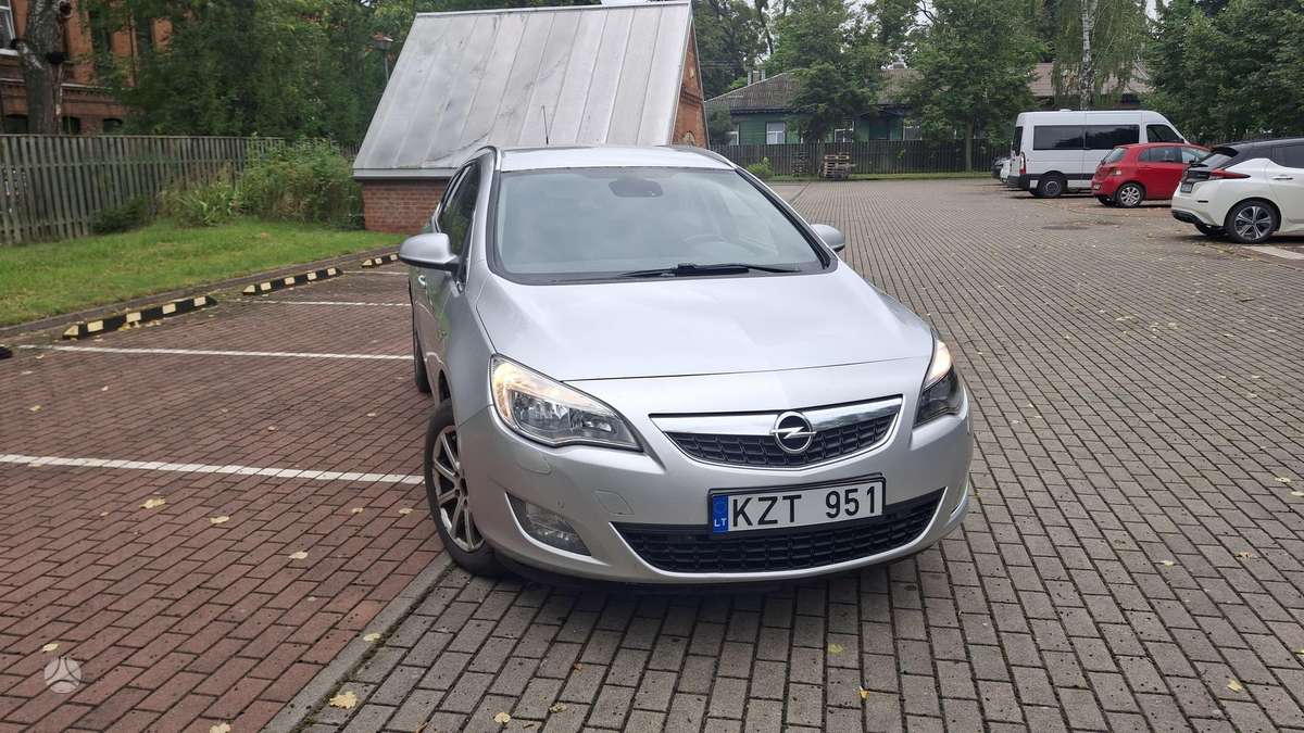 Opel Astra 2011 — вигляд ззаду