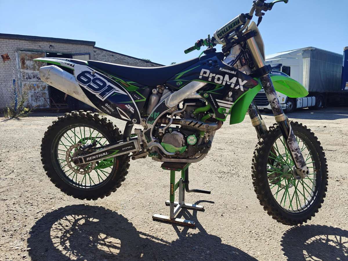 Kawasaki KXF 2012 — rear view