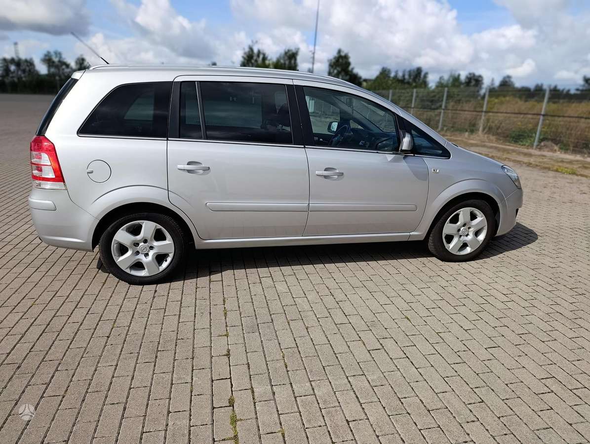 Opel Zafira 2012 — фото 16