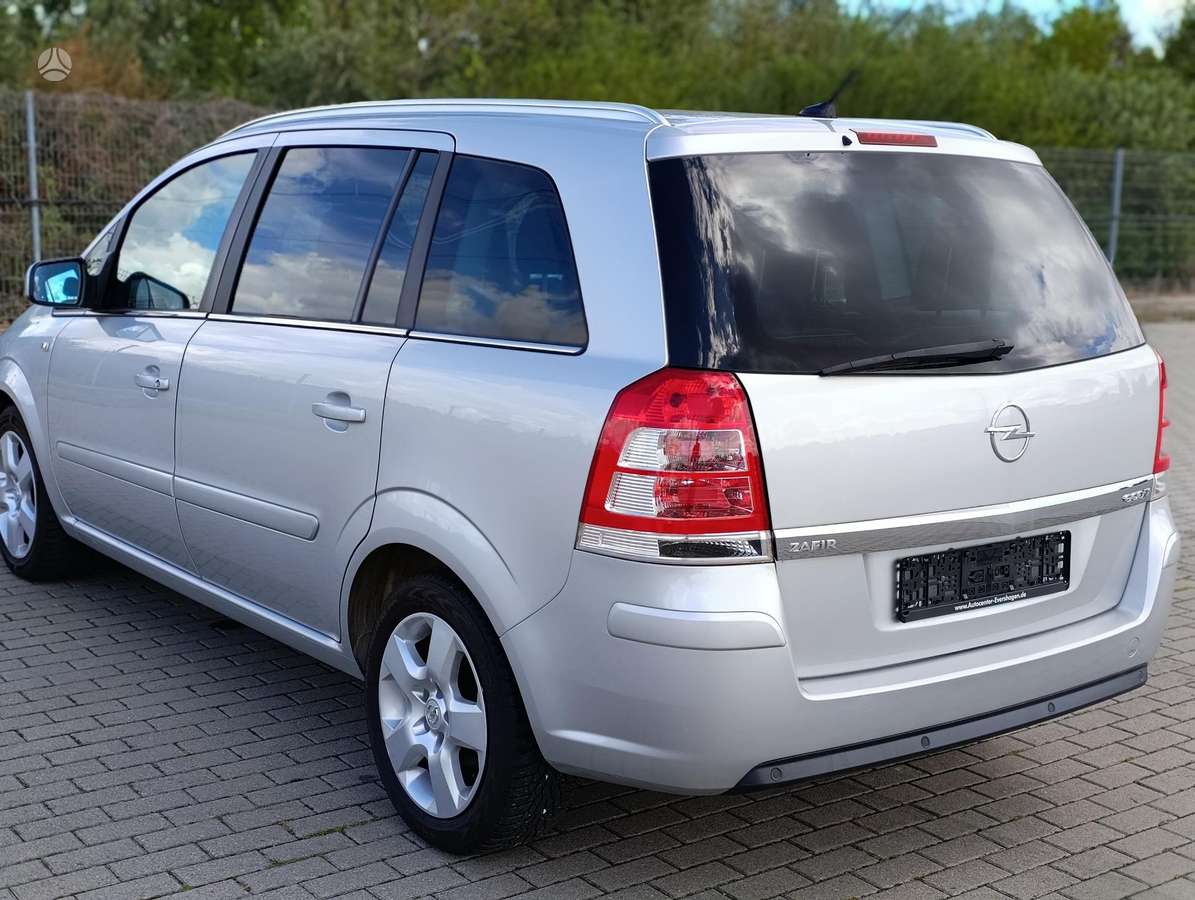 Opel Zafira 2012 — вигляд ззаду