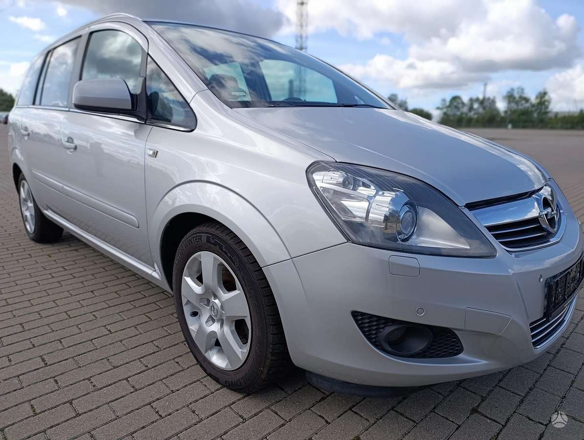 Opel Zafira 2012 — салон