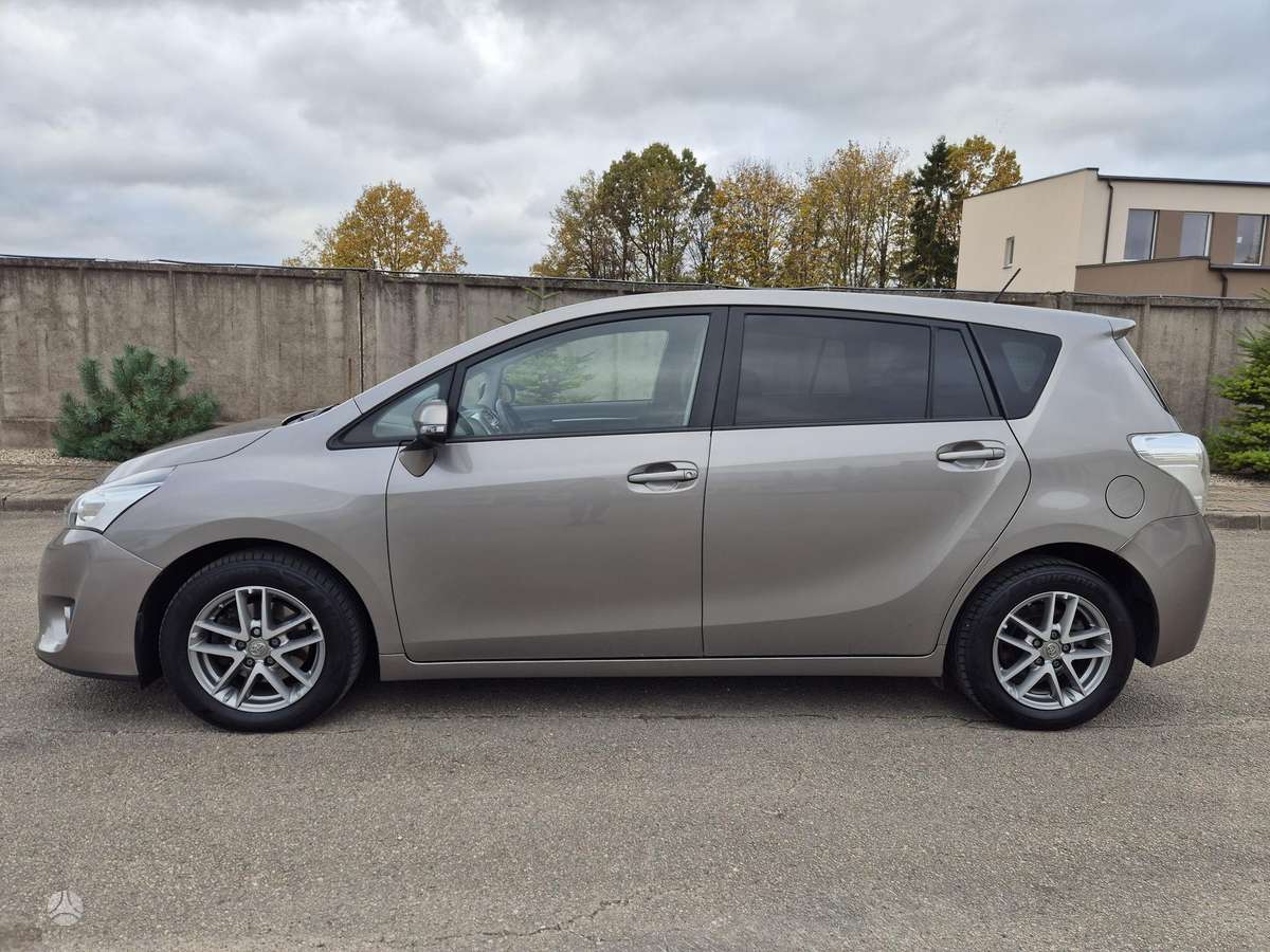 Toyota Verso 2015 — rear view