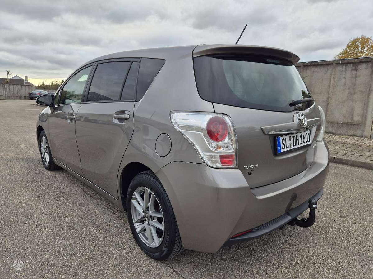 Toyota Verso 2015 — interior