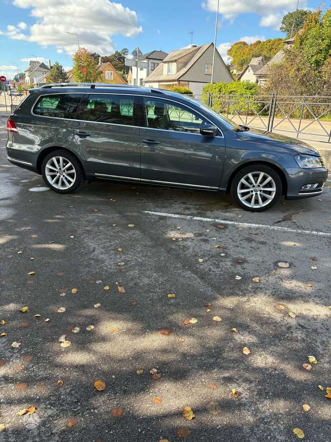 Volkswagen Passat 2013 — rear view