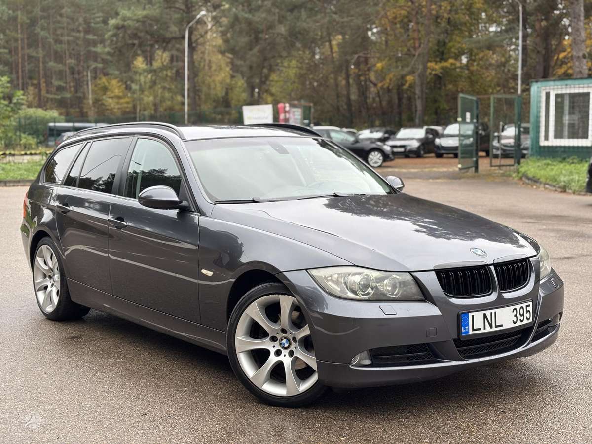BMW 320 2006 — rear view