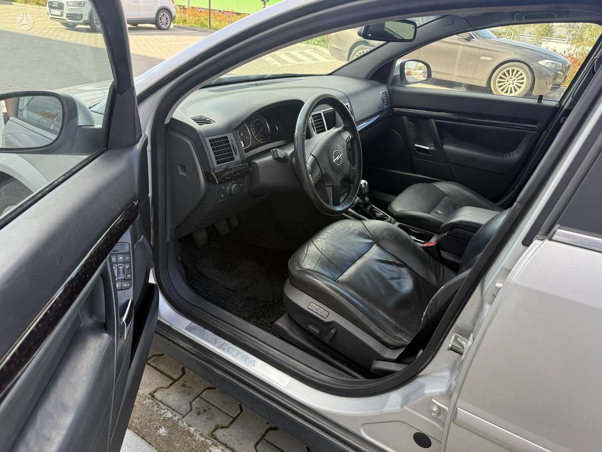 Opel Vectra 2004 — photo 11