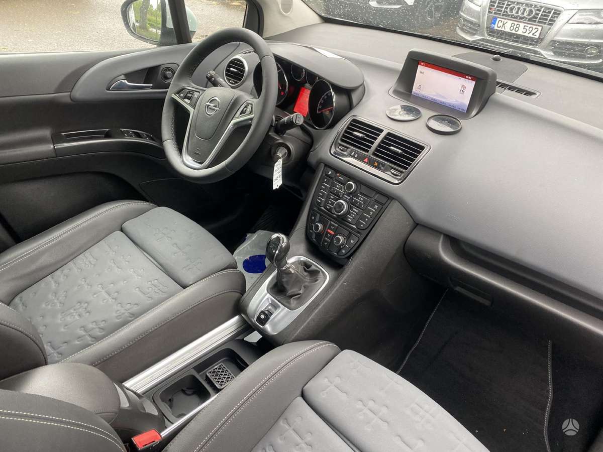 Opel Meriva 2015 — interior