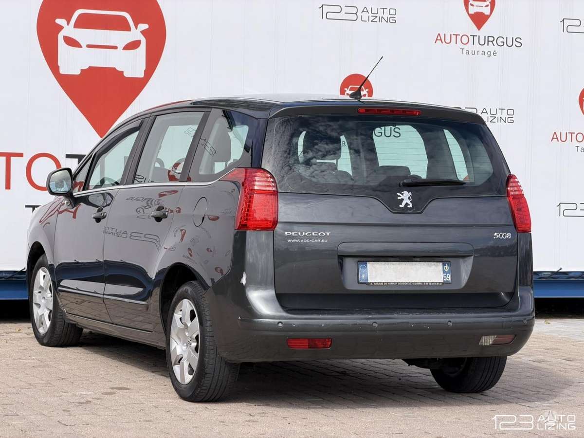 Peugeot 5008 2010 — interior