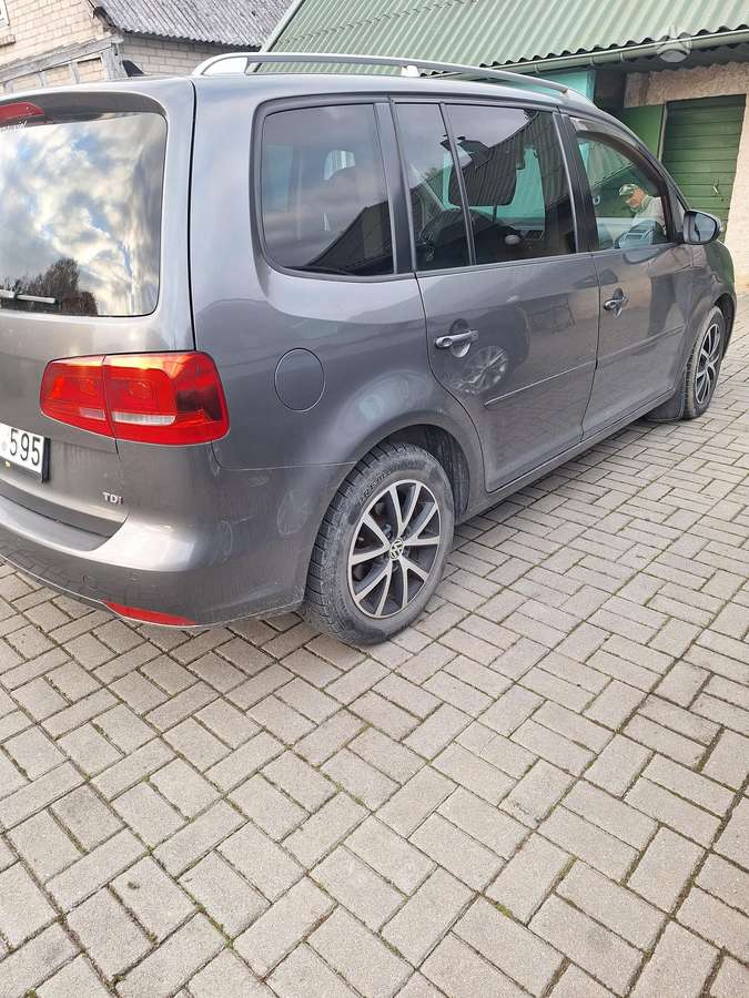 Volkswagen Touran 2013 — interior