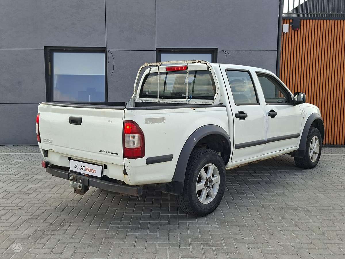 Isuzu TF 2006 — interior