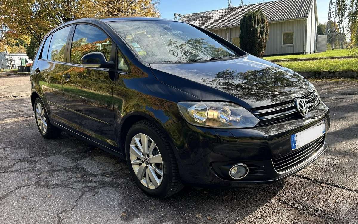 Volkswagen Golf 2011 — салон