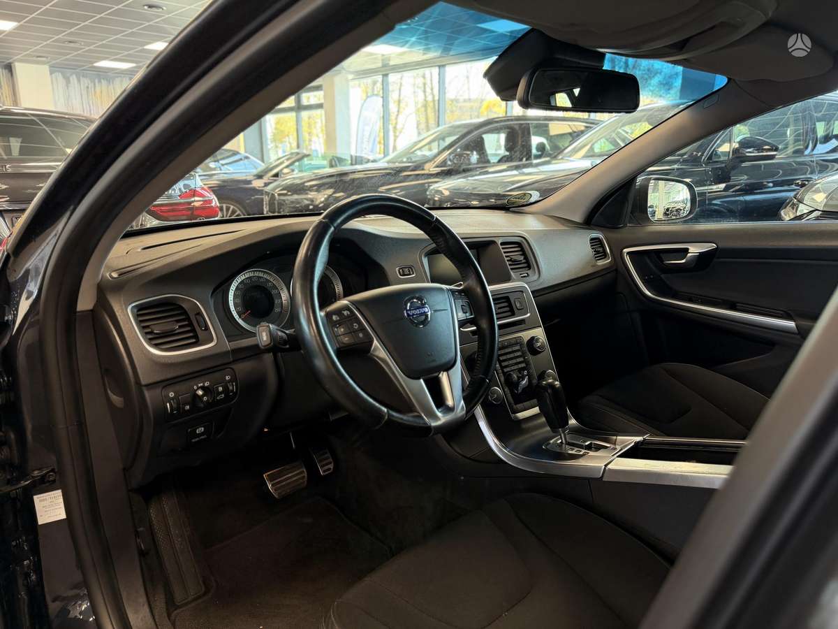 Volvo V60 2011 — photo 11