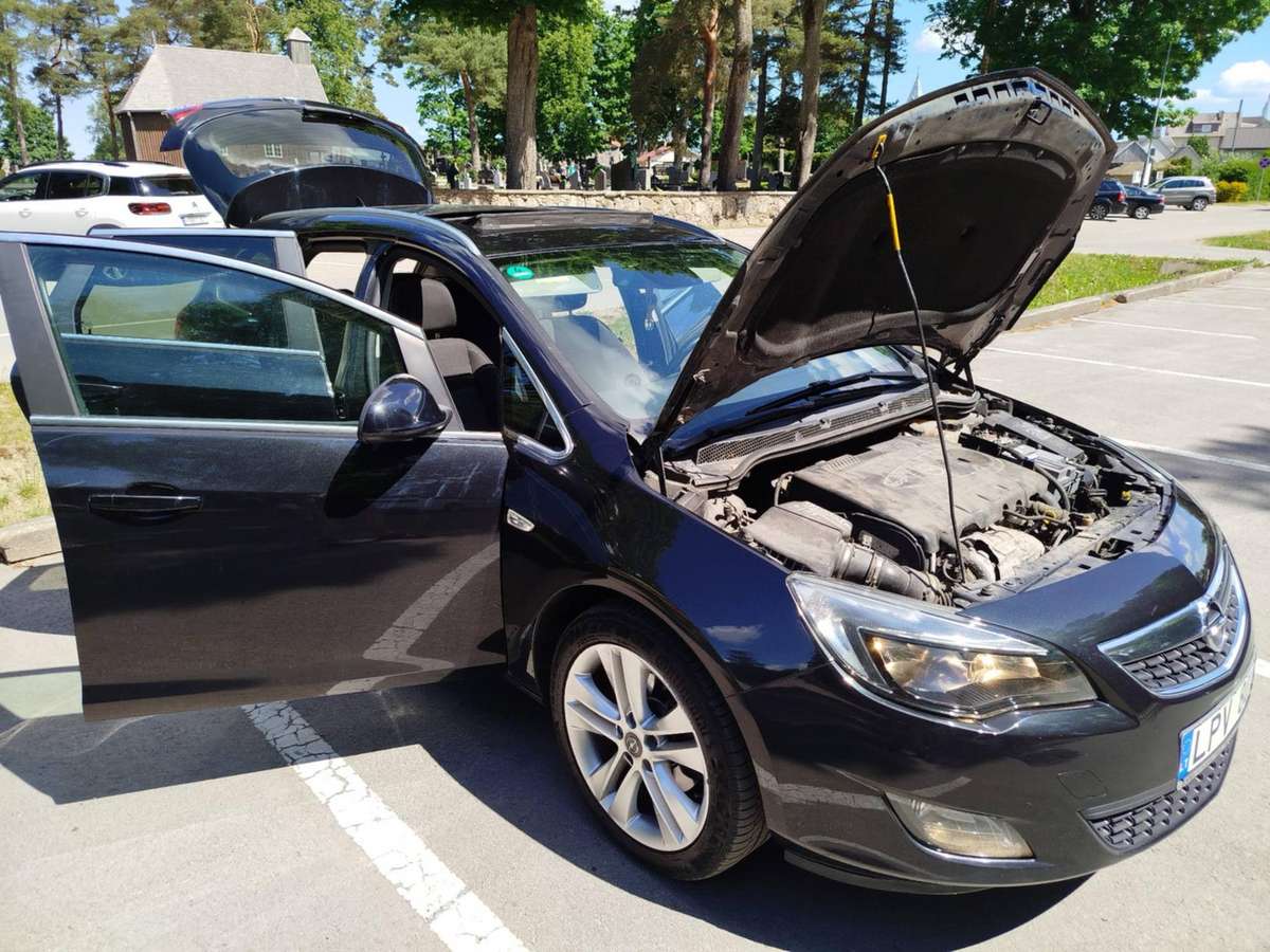 Opel Astra 2012 — photo 17