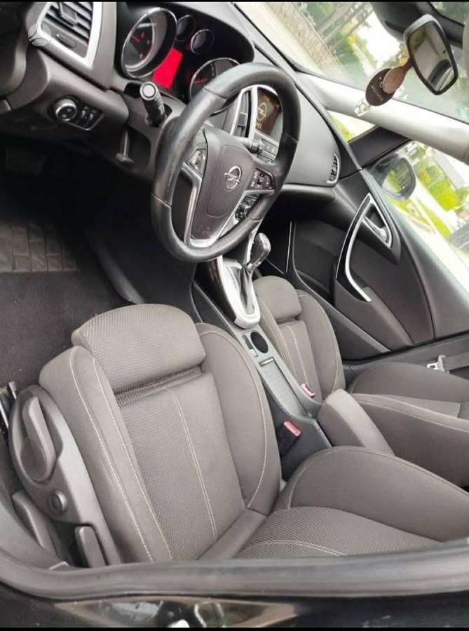 Opel Astra 2012 — rear view