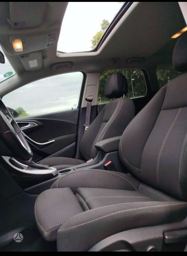 Opel Astra 2012 — interior