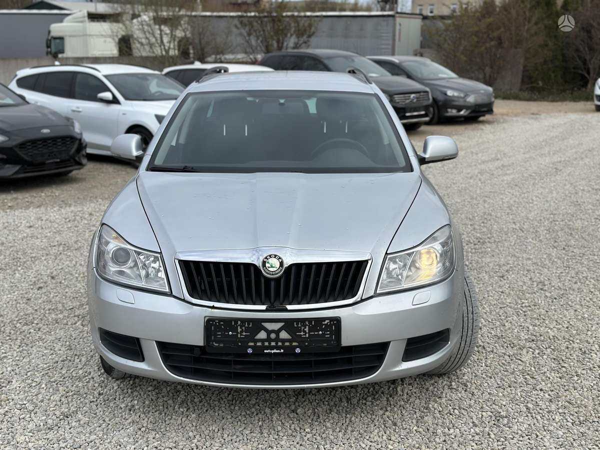 Skoda Octavia 2009 — rear view
