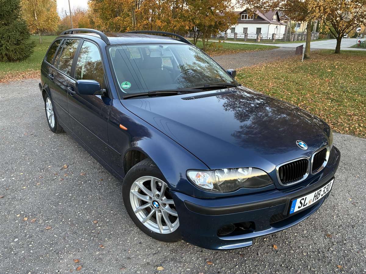 BMW 320 2004 — rear view