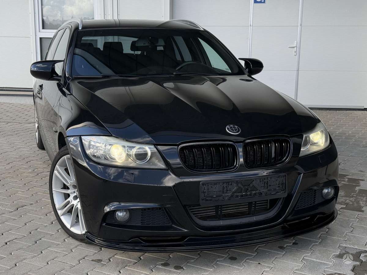 BMW 320 2011 — вигляд ззаду