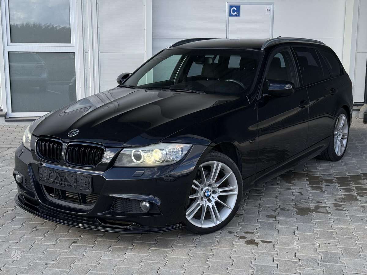 BMW 320 2011 — салон