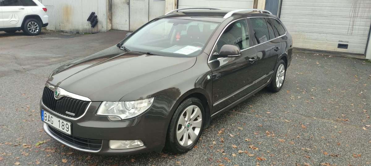 Skoda Superb 2011 — rear view