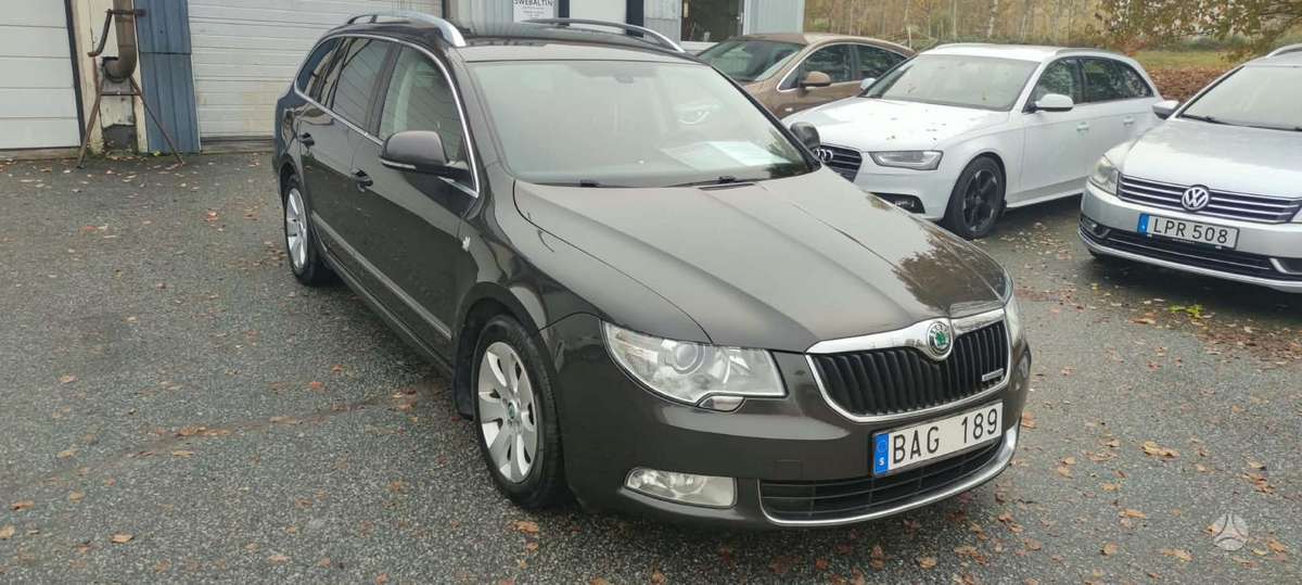 Skoda Superb 2011 — interior