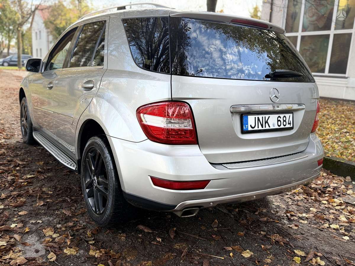 Mercedes-Benz ML350 2009 — rear view