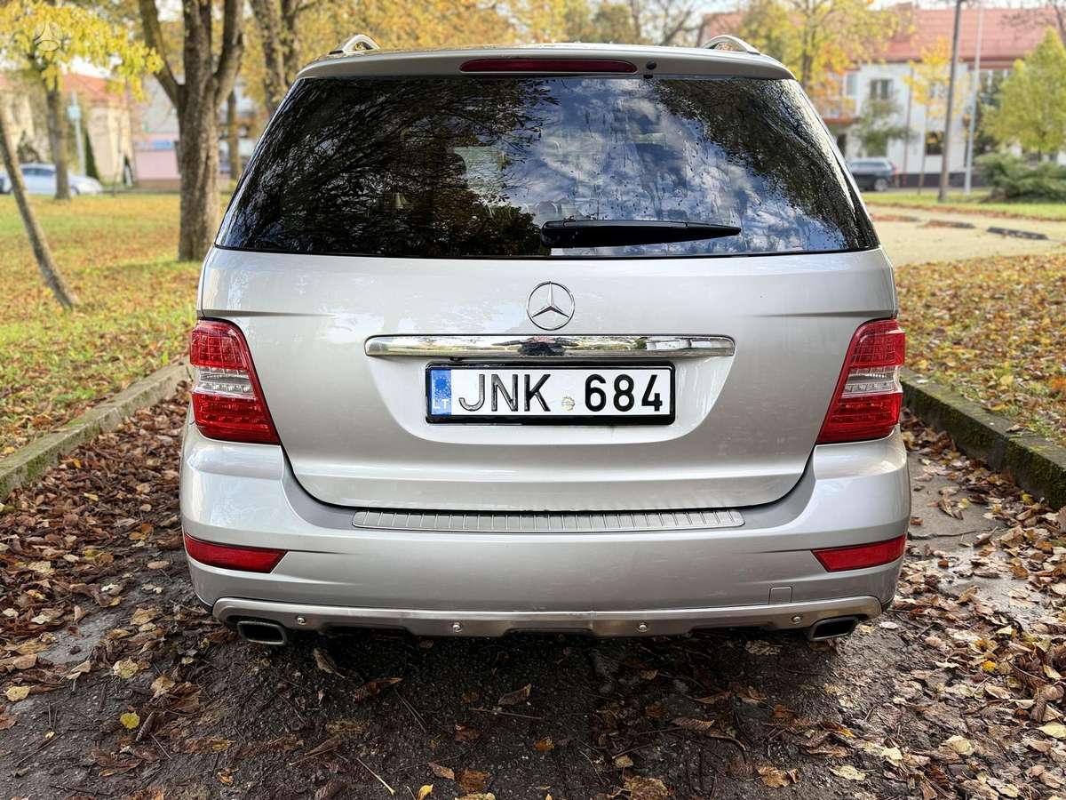 Mercedes-Benz ML350 2009 — interior