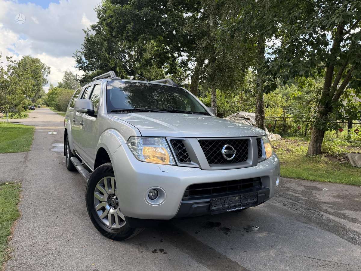 Nissan Navara 2014 — rear view