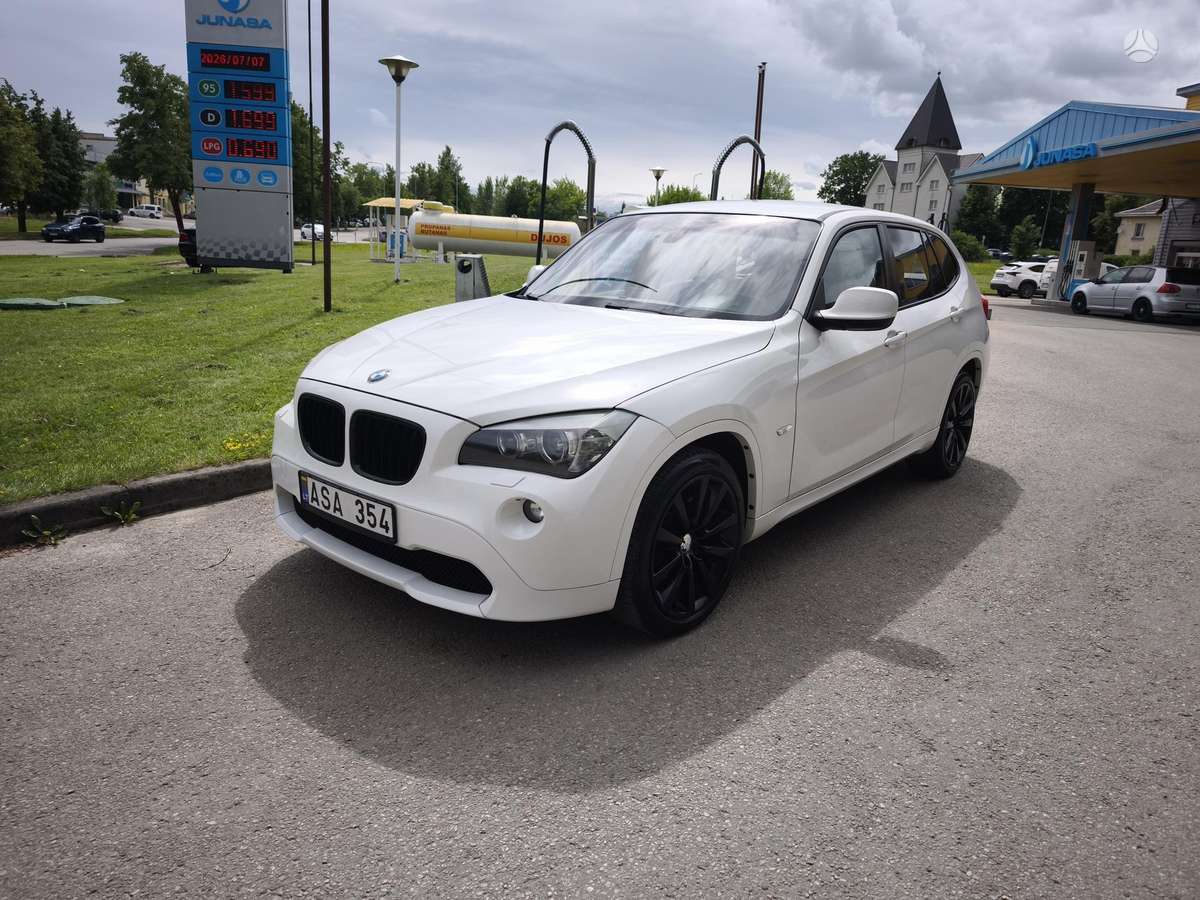 BMW X1 2010 — салон